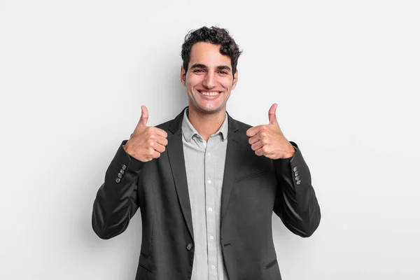 Der Junge Geschäftsmann Lächelt Breit Und Sieht Glücklich Positiv Zuversichtlich — Stockfoto