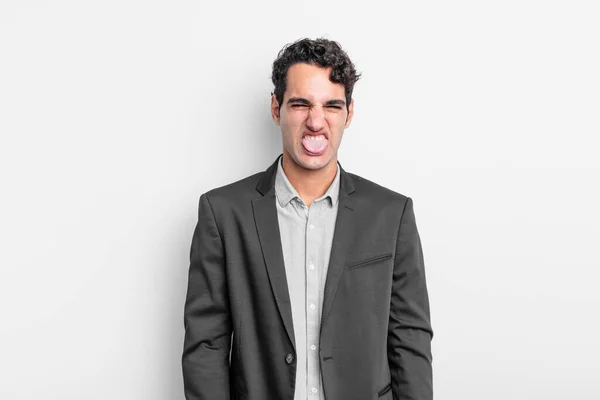 Der Junge Geschäftsmann Ist Angewidert Und Gereizt Streckt Die Zunge — Stockfoto