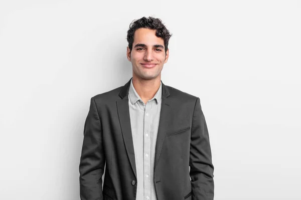 Jovem Empresário Sorrindo Alegre Casualmente Com Uma Expressão Positiva Feliz — Fotografia de Stock