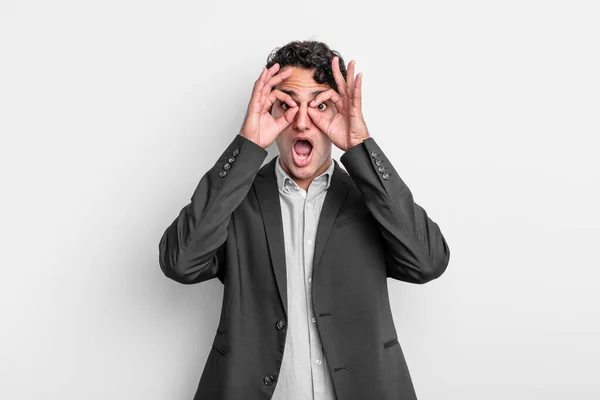 Jovem Empresário Sentindo Chocado Surpreso Surpreso Segurando Óculos Com Olhar — Fotografia de Stock