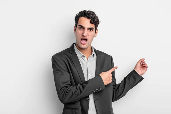 Young Businessman Feeling Shocked Surprised Pointing Copy Space Side Amazed — Stock Photo, Image