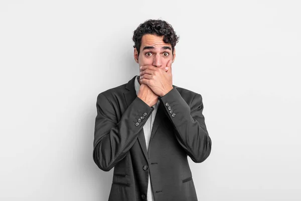 Jonge Zakenman Bedekken Mond Met Handen Met Een Geschokt Verrast — Stockfoto