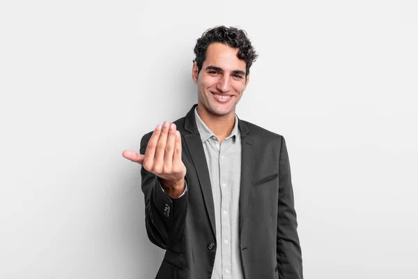 Joven Hombre Negocios Sintiéndose Feliz Exitoso Confiado Frente Desafío Diciendo —  Fotos de Stock