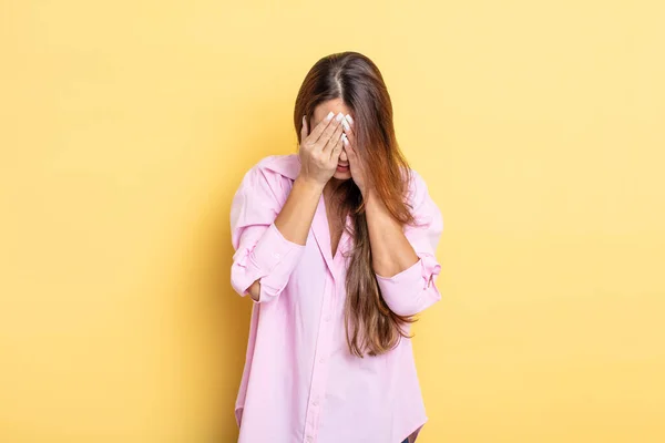 Asiático Bonita Mujer Sintiéndose Triste Frustrado Nervioso Deprimido Cubriendo Cara — Foto de Stock