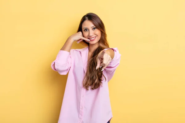 Asiática Bonita Mulher Sorrindo Alegremente Apontando Para Câmera Fazer Uma — Fotografia de Stock