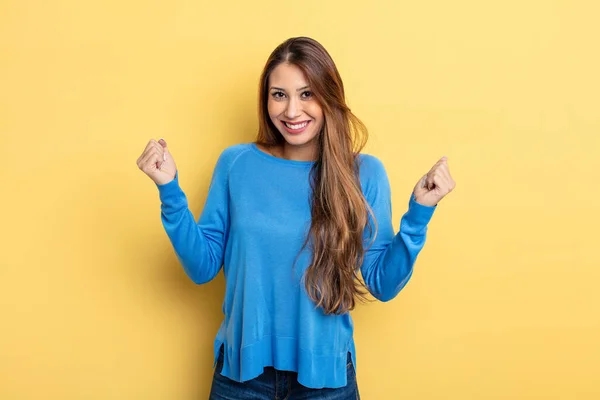 Asiatische Hübsche Frau Sieht Extrem Glücklich Und Überrascht Aus Feiert — Stockfoto