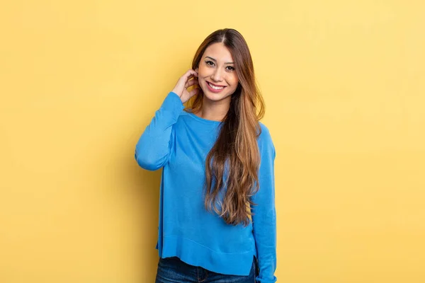 Asiática Bonita Mulher Rindo Alegremente Confiantemente Com Casual Feliz Sorriso — Fotografia de Stock