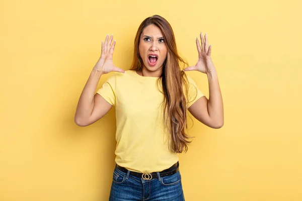 Asiatico Bella Donna Urlando Con Mani Alto Aria Sensazione Furiosa — Foto Stock