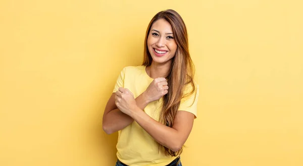 Asiatico Bella Donna Sorridente Allegramente Celebrando Con Pugni Stretti Braccia — Foto Stock