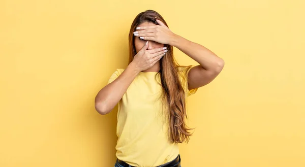 Asiático Bonita Mujer Cubierta Cara Con Ambos Manos Diciendo Cámara — Foto de Stock