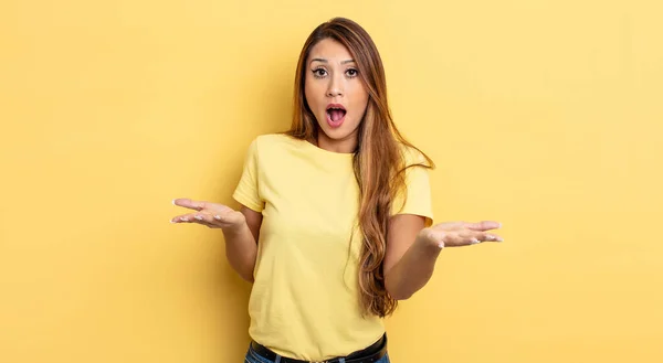 Asian Pretty Woman Feeling Extremely Shocked Surprised Anxious Panicking Stressed — Stock Photo, Image