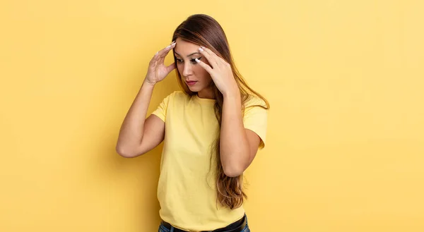 Asiático Bonita Mujer Cubriendo Los Ojos Con Las Manos Con — Foto de Stock