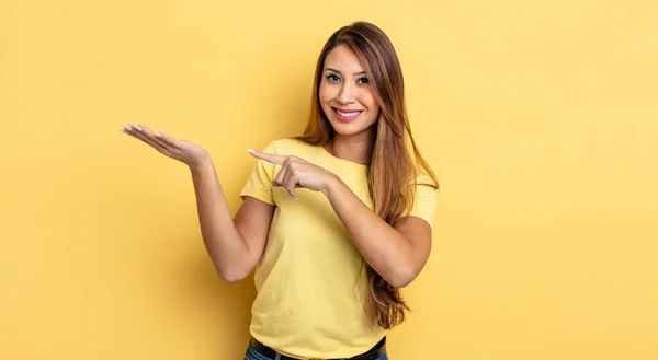 Asiatica Bella Donna Sorridente Allegramente Che Punta Copiare Spazio Sul — Foto Stock