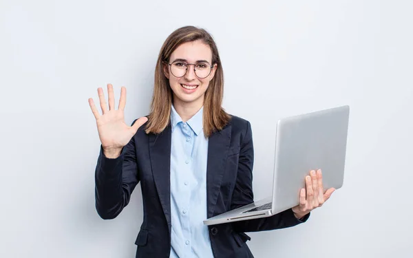 Bizneswoman Młoda Ładna Kobieta Uśmiecha Się Wygląda Przyjaźnie Pokazując Numer — Zdjęcie stockowe