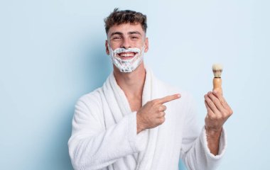 Köpükle tıraş olan yakışıklı İspanyol adam.