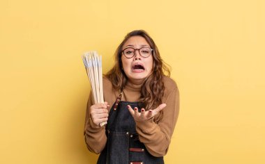 İspanyol güzel kadın umutsuz, hayal kırıklığına uğramış ve stresli görünüyor. Fırça konsepti olan sanatçı