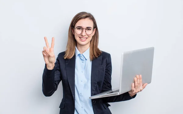 Bizneswoman Młoda Ładna Kobieta Uśmiecha Się Wygląda Przyjaźnie Pokazując Numer — Zdjęcie stockowe