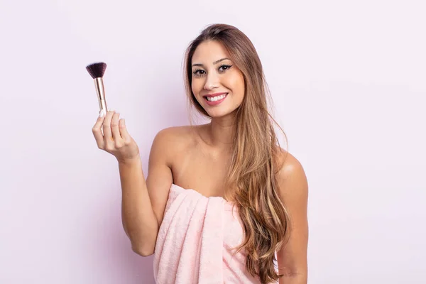 Mujer Bonita Asiática Con Albornoz Cepillo Maquillaje — Foto de Stock