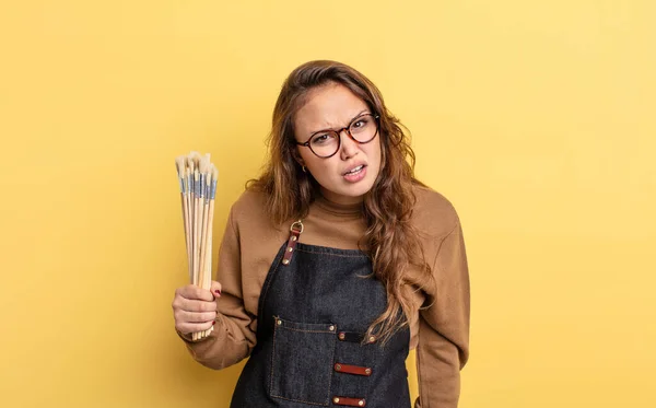 Hispanic Söt Kvinna Känner Sig Förbryllad Och Förvirrad Konstnär Med — Stockfoto