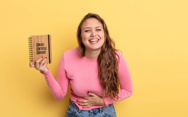 İspanyol güzel kadın komik bir şakaya yüksek sesle gülüyor. Geri dönüşüm kavramı