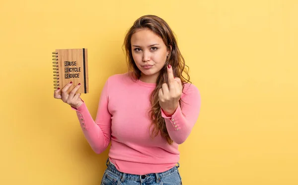 Hispanic Söt Kvinna Känner Sig Arg Irriterad Upprorisk Och Aggressiv — Stockfoto