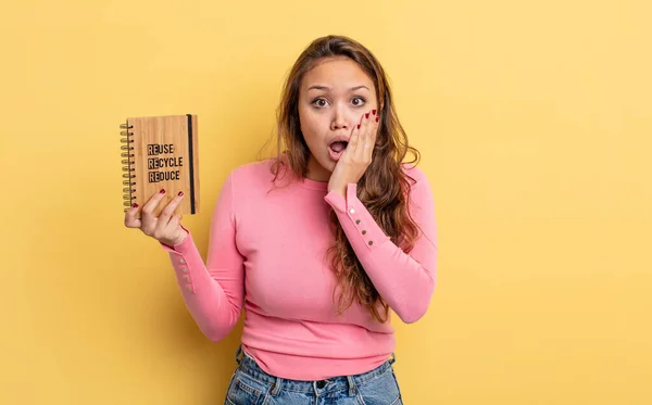 Hispanic Söt Kvinna Känner Chockad Och Rädd Återvinningskoncept — Stockfoto