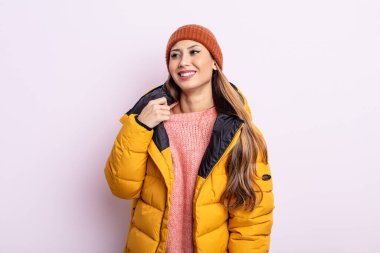 Asyalı güzel bir kadın stresli, endişeli, yorgun ve hayal kırıklığına uğramış hissediyor. kış konsepti