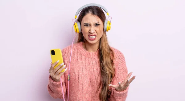 Mujer Bonita Asiática Mirando Enojado Molesto Frustrado Auriculares Concepto Teléfono — Foto de Stock