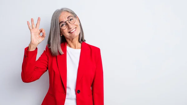 Mulher Bonita Sênior Sentindo Feliz Mostrando Aprovação Com Gesto Conceito — Fotografia de Stock