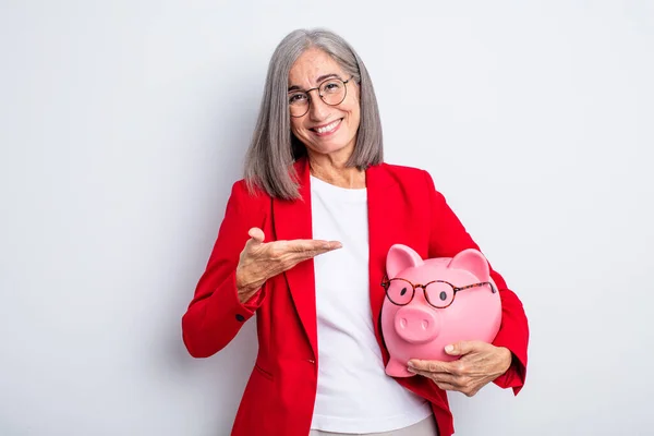 Anciana Bonita Mujer Sonriendo Alegremente Sintiéndose Feliz Mostrando Concepto Concepto — Foto de Stock