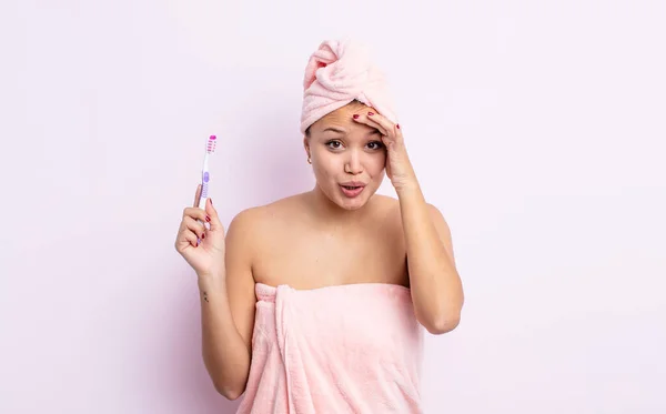 Hispanic Pretty Woman Looking Happy Astonished Surprised Tooth Brush Concept — Stock Photo, Image