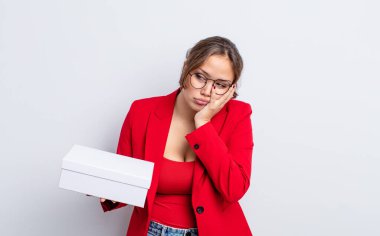 İspanyol güzel kadın bıkkın, yorgun ve uykulu hissediyor. paket ürün kavramı