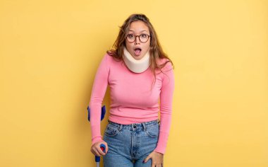 İspanyol güzel kadın çok şaşırmış ya da şaşkın görünüyor. Koltuk değneği ve yaka kazası.