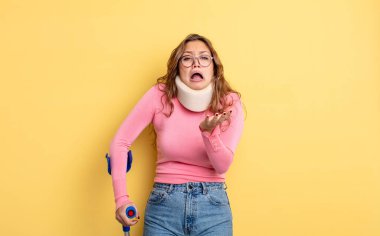 İspanyol güzel kadın umutsuz, hayal kırıklığına uğramış ve stresli görünüyor. Koltuk değneği ve yaka kazası.