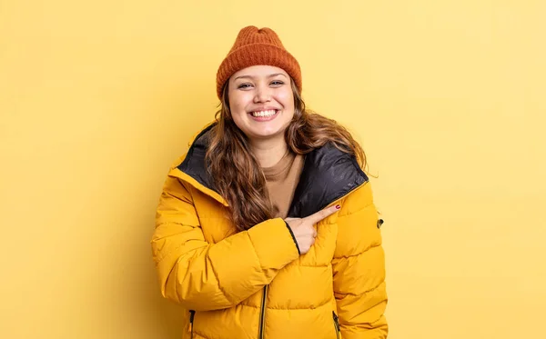 Hispanic Pretty Woman Smiling Cheerfully Feeling Happy Pointing Side Winter — Stock Photo, Image
