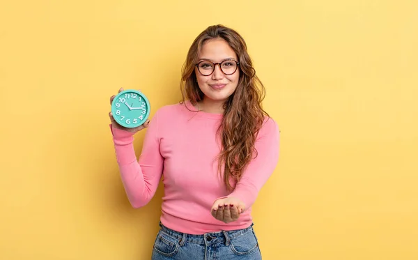 Mujer Bonita Hispana Sonriendo Felizmente Con Amigable Ofreciendo Mostrando Concepto —  Fotos de Stock