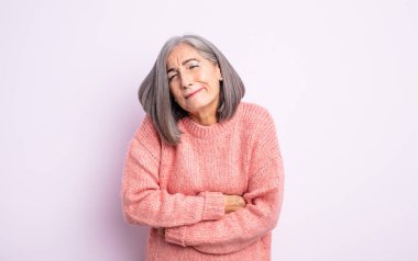 Yaşlı, güzel bir kadın endişeli, hasta, hasta ve mutsuz hissediyor. Ağrılı bir mide ağrısı ya da grip geçiriyor.