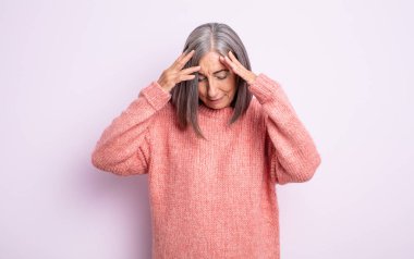 Yaşlı, güzel bir kadın stresli ve hayal kırıklığına uğramış görünüyor. Baskı altında çalışıyor, başı ağrıyor ve sorunları var.