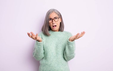 Son derece şok olmuş, şaşırmış, endişeli ve paniklemiş, stresli ve dehşete kapılmış bir bakışla...