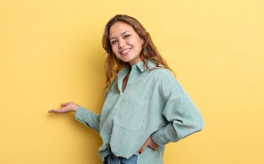 İspanyol güzel kadın kendini mutlu ve neşeli hissediyor, gülümsüyor ve seni hoş karşılıyor, dostça bir jestle içeri davet ediyor.