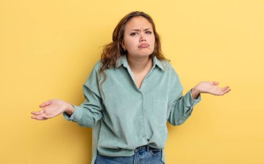 İspanyol güzel kadın şaşkın, şaşkın ve stresli görünüyor, farklı seçenekler arasında merak ediyor, kararsız hissediyor