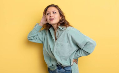 İspanyol güzel kadın gülümsüyor, tuhaf bir şekilde yan tarafa bakıyor, dedikoduları dinlemeye ya da bir sırrı duymaya çalışıyor.