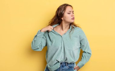 İspanyol güzel bir kadın stresli, endişeli, yorgun ve hayal kırıklığına uğramış, gömleğini çekmiş, sıkıntılı görünüyor.