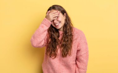 İspanyol güzel kadın gülüyor ve alnına şaplak atıyor. Unuttum ya da aptalca bir hataydı. 