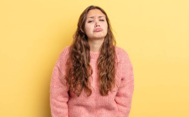 İspanyol güzel bir kadın üzgün ve mızmız, mutsuz bir bakışla, olumsuz ve hayal kırıklığına uğramış bir tavırla ağlıyor.