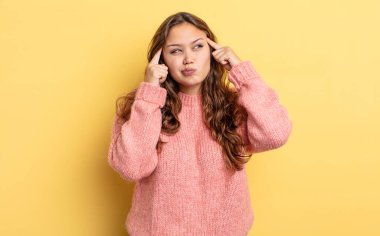 İspanyol güzel kadın konsantre olmuş ve bir fikir üzerinde kafa yoruyor, bir soruna ya da soruna bir çözüm hayal ediyor.