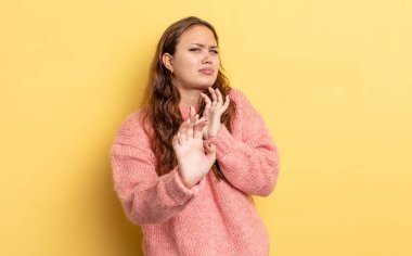 İspanyol güzel kadın tiksinti ve mide bulantısı hissediyor, iğrenç, kokuşmuş ya da kötü kokan bir şeyden kaçıyor, iğrenç diyor.