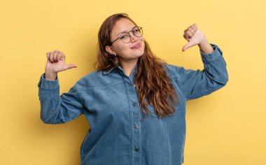 İspanyol güzel kadın gururlu, kibirli ve kendinden emin, tatmin olmuş ve başarılı görünüyor, kendini işaret ediyor.
