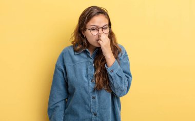 İspanyol güzel kadın iğreniyor, kötü ve nahoş bir koku duymamak için burnunu tutuyor.