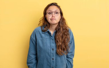 Latin kökenli güzel bir kadın hangi seçeneği seçeceğine karar veremediği için bilgisiz, kafası karışık ve kararsız hissediyor.